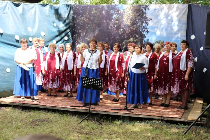 Ведущие праздника и гости праздника ансамбль Околица.JPG